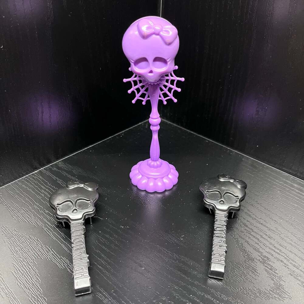 Monster High Spectra Vondergeist Stand + 2 Black Skullette Brushes